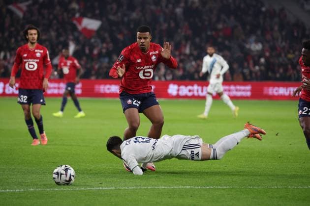 FOOTBALL : LOSC Lille vs Paris FC - Ligue 1 J13 - 23 11 2025 Hamza IGAMANE (LOSC Lille) et Mathieu CAFARO (Paris FC) lors du match LOSC Lille vs Paris FC, Ligue 1 J13, Decathlon Arena stade Pierre Mauroy, le 23 novembre 2025 - photo Laurent Sanson PsnewZ  Copyright: xLaurentxSANSONx xPsnewZx