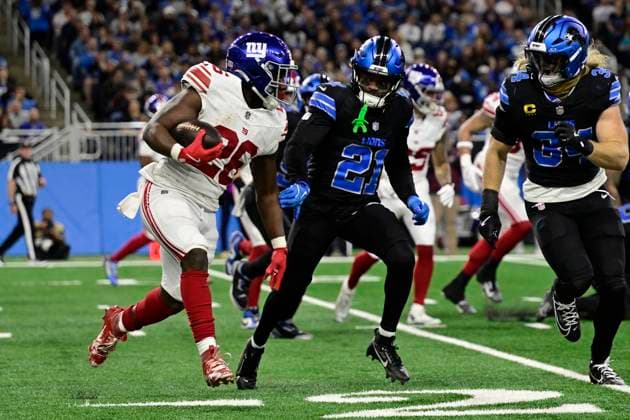 DETROIT, MI - NOVEMBER 23: New York Giants Running Back Devin Singletary (26) takes a run to the outside with Detroit Lions Cornerback Amik Robertson (21) and Detroit Lions Linebacker Alex Anzalone (34) in pursuit during the game between New York Giants and Detroit Lions on November 23, 2025 at Ford Field in Detroit, MI ( CSM) Detroit United States - ZUMAc04_ 20251123_zma_c04_090 Copyright: xAllanxDranbergx