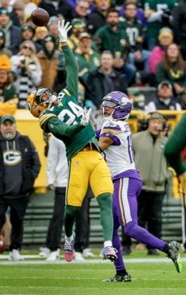 Green Bay Packers cornerback Carrington Valentine (L) tries to break up a pass intended for Minnesota Vikings wide receiver Justin Jefferson (R) in the first half of the NFL, American Football Herren, USA game between the Minnesota Vikings and the Green Bay Packers at Lambeau Field in Green Bay, Wisconsin on Monday, November 23, 2025.  MIL20251123822 TANNENxMAURY
