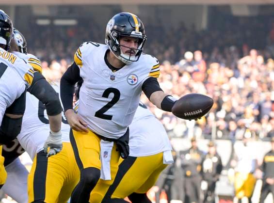 Pittsburgh Steelers quarterback Mason Rudolph (2) hands off the ball during the first quarter against the Chicago Bears at Soldier Field in Chicago on Sunday, November 23, 2025.  CHI20251123106 MARKxBLACK