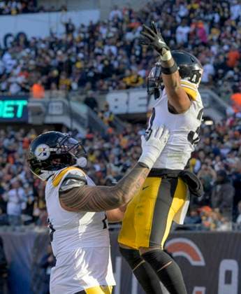 Pittsburgh Steelers offensive tackle Troy Fautanu (76) lifts up running back Jaylen Warren (30) in celebration of Warren s second quarter touchdown ab at Soldier Field in Chicago on Sunday, November 23, 2025.  CHI20251123113 MARKxBLACK