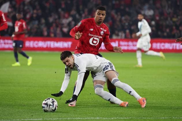 FOOTBALL : LOSC Lille vs Paris FC - Ligue 1 J13 - 23 11 2025 Hamza IGAMANE (LOSC Lille) et Mathieu CAFARO (Paris FC) lors du match LOSC Lille vs Paris FC, Ligue 1 J13, Decathlon Arena stade Pierre Mauroy, le 23 novembre 2025 - photo Laurent Sanson PsnewZ  Copyright: xLaurentxSANSONx xPsnewZx
