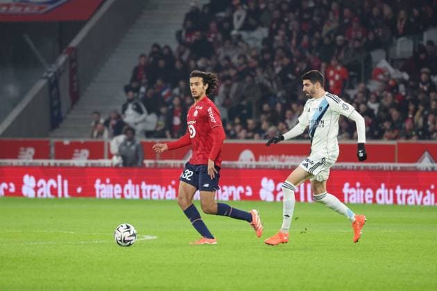 FOOTBALL : LOSC Lille vs Paris FC - Ligue 1 J13 - 23 11 2025 Ayyoub BOUADDI (LOSC Lille) et Pierre LEES-MELOU (Paris FC) lors du match LOSC Lille vs Paris FC, Ligue 1 J13, Decathlon Arena stade Pierre Mauroy, le 23 novembre 2025 - photo Laurent Sanson PsnewZ  Copyright: xLaurentxSANSONx xPsnewZx