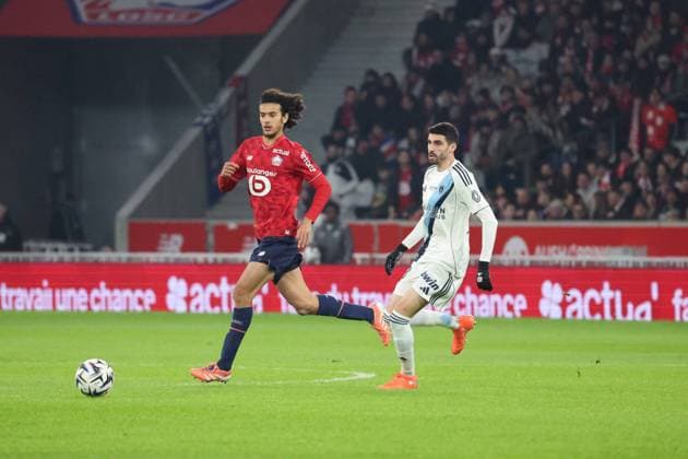 FOOTBALL : LOSC Lille vs Paris FC - Ligue 1 J13 - 23 11 2025 Ayyoub BOUADDI (LOSC Lille) et Pierre LEES-MELOU (Paris FC) lors du match LOSC Lille vs Paris FC, Ligue 1 J13, Decathlon Arena stade Pierre Mauroy, le 23 novembre 2025 - photo Laurent Sanson PsnewZ  Copyright: xLaurentxSANSONx xPsnewZx