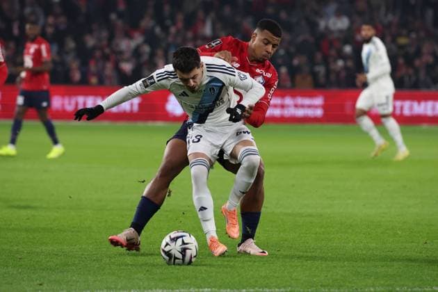 FOOTBALL : LOSC Lille vs Paris FC - Ligue 1 J13 - 23 11 2025 Hamza IGAMANE (LOSC Lille) et Mathieu CAFARO (Paris FC) lors du match LOSC Lille vs Paris FC, Ligue 1 J13, Decathlon Arena stade Pierre Mauroy, le 23 novembre 2025 - photo Laurent Sanson PsnewZ  Copyright: xLaurentxSANSONx xPsnewZx