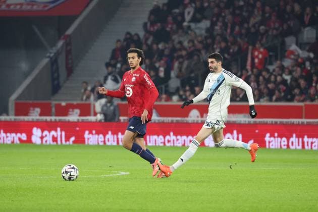 FOOTBALL : LOSC Lille vs Paris FC - Ligue 1 J13 - 23 11 2025 Ayyoub BOUADDI (LOSC Lille) et Pierre LEES-MELOU (Paris FC) lors du match LOSC Lille vs Paris FC, Ligue 1 J13, Decathlon Arena stade Pierre Mauroy, le 23 novembre 2025 - photo Laurent Sanson PsnewZ  Copyright: xLaurentxSANSONx xPsnewZx