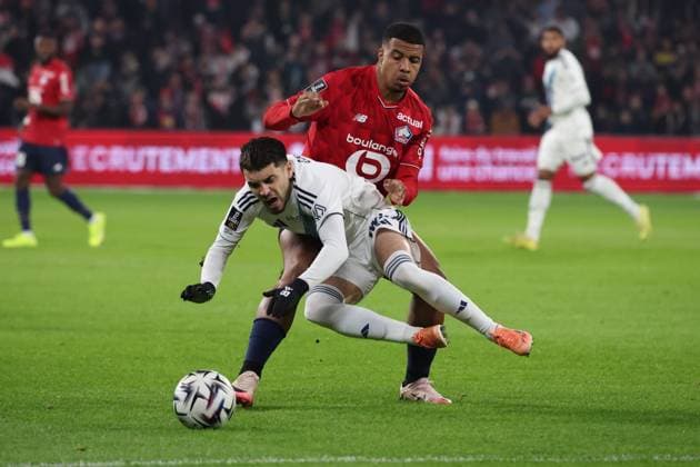 FOOTBALL : LOSC Lille vs Paris FC - Ligue 1 J13 - 23 11 2025 Hamza IGAMANE (LOSC Lille) et Mathieu CAFARO (Paris FC) lors du match LOSC Lille vs Paris FC, Ligue 1 J13, Decathlon Arena stade Pierre Mauroy, le 23 novembre 2025 - photo Laurent Sanson PsnewZ  Copyright: xLaurentxSANSONx xPsnewZx
