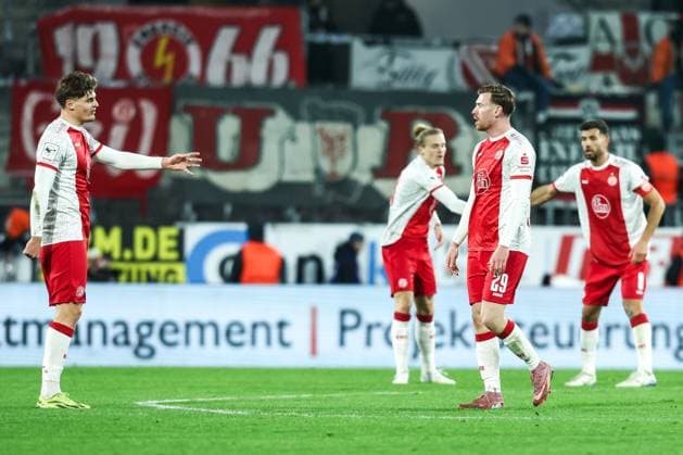 Sport, Football, 3 Liga Season 2025 2026 15 Matchday Rot Weiss Essen FC Energie Cottbus 23 11 2025, Stadion an der Hafenstraße Goal celebration Rot Weiss Essen after the goal to 2 3 by Tom Moustier Rot Weiss Essen, 28 the players are happy Essen Stadion an der Hafenstraße North Rhine-Westphalia Germany