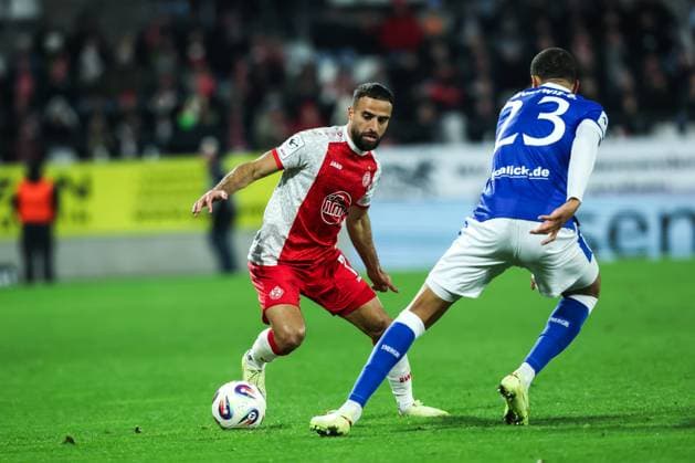 Sport, Football, 3 Liga Season 2025 2026 15 Matchday Rot Weiss Essen FC Energie Cottbus 23 11 2025, Stadion an der Hafenstraße Ramien Safi Rot Weiss Essen, 7 Nyamekye Awortwie Grant FC Energie Cottbus, 23 Essen Stadion an der Hafenstraße North Rhine-Westphalia Germany