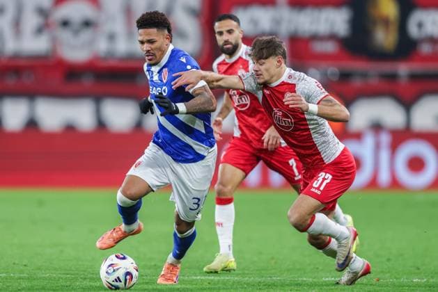 Soccer 3 Liga 15 Matchday Rot Weiss Essen FC Energie Cottbus on 23 11 2025 at Stadion an der Hafenstraße in Essen Justin Butler Cottbus , left Jannik Hofman Essen , right DFB regulations prohibit any use of photographs as image sequences and or quasi video xJRx