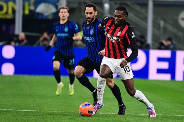 Inter v Milan - Serie A MILAN, ITALY - NOVEMBER 23: Hakan Calhanoglu of Inter Milan fights for the ball with Rafael Leao of AC Milan during the Italian Serie A football match Inter Milan vs Ac Milan at San Siro Stadium in Milan, Italy on November 23, 2025 Piero Cruciatti Anadolu Milan Italy. Editorial use only. Please get in touch for any other usage.  Copyright: x2025xAnadoluxPieroxCruciattix
