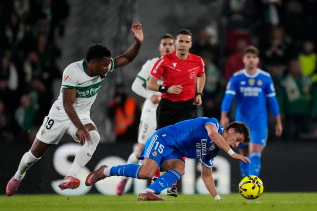 Elche CF v Real Madrid CF - LaLiga EA Sports Arda Guler attacking midfield of Real Madrid and Turkey and Grady Diangana right winger of Elche and DR Congo compete for the ball during the La Liga EA Sports match between Elche CF and Real Madrid CF at Estadio Manuel Martinez Valero on November 23, 2025 in Elche, Spain. Elche Alicante Spain  Copyright: xJosexBretonx originalFilename:bretonhernandez-elchecfv251123_npcQn.jpg