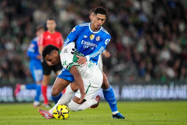 Elche CF v Real Madrid CF - LaLiga EA Sports Jude Bellingham central midfield of Real Madrid and England and Grady Diangana right winger of Elche and DR Congo compete for the ball during the La Liga EA Sports match between Elche CF and Real Madrid CF at Estadio Manuel Martinez Valero on November 23, 2025 in Elche, Spain. Elche Alicante Spain  Copyright: xJosexBretonx originalFilename:bretonhernandez-elchecfv251123_nphPH.jpg