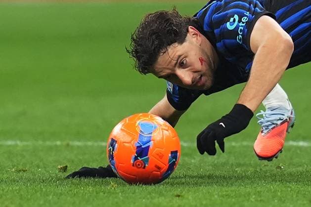 Inter Milan s Carlos Augusto during the Serie A soccer match between Inter and Milan at the San Siro Stadium in Milan , north Italy - Sunday , November 23 , 2025. - Soccer .  Copyright: xSpada LaPressex