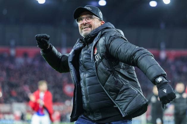 Soccer 3 Liga 15 Matchday Rot Weiss Essen FC Energie Cottbus on 23 11 2025 at Stadion an der Hafenstraße in Essen Clas Dieter Wollitz Coach Head Coach Cottbus celebrates DFB regulations prohibit any use of photographs as image sequences and or quasi video xJRx