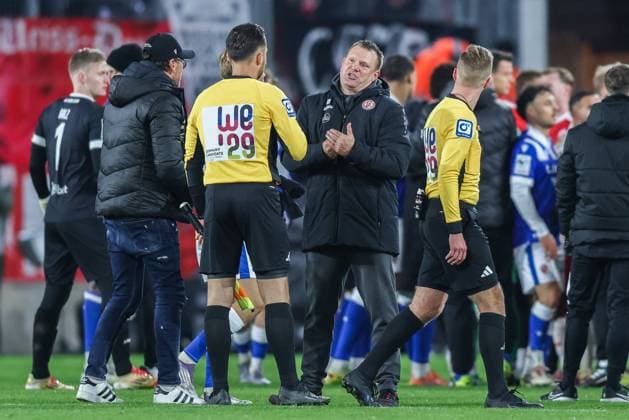Soccer 3 Liga 15 Matchday Rot Weiss Essen FC Energie Cottbus on 23 11 2025 at Stadion an der Hafenstraße in Essen Uwe Koschinat Coach Head Coach Essen discusses with referee Martin Wilke Merzhausen after the match DFB regulations prohibit any use of photographs as image sequences and or quasi video xJRx
