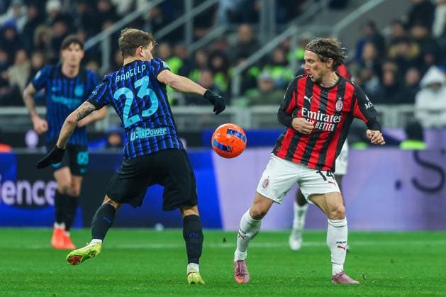 FC Internazionale vs AC Milan Serie A 2025 26 23 11 2025 Luka Modric of AC Milan competes for the ball with Nicolo Barella of FC Internazionale during Serie A 2025 26 football match between FC Internazionale and AC Milan at San Siro Stadium in Milan Copyright: xBEAUTIFULxSPORTS Carabellix