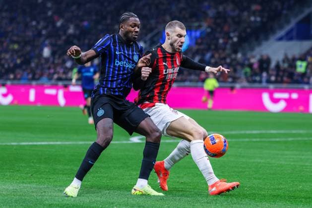 Marcus Thuram of FC Internazionale competes for the ball with Strahinja Pavlovic of AC Milan during Serie A 2025 26 football match between FC Internazionale and AC Milan at San Siro Stadium in Milan  Copyright: xFabrizioxCarabelli IPAxSportx xipa-agency.netx xx IPA_68308656 IPA_Agency_IPA68308656