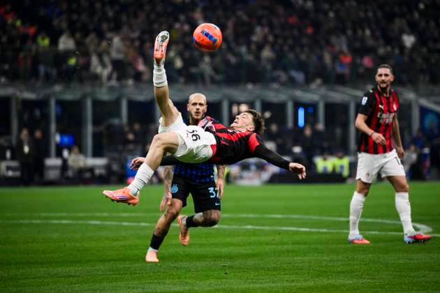 FC Internazionale v AC Milan - Serie A Alexis Saelemaekers of AC Milan attempts a bicycle kick during the Serie A football match between FC Internazionale and AC Milan. Milan Italy Copyright: xNicolòxCampox