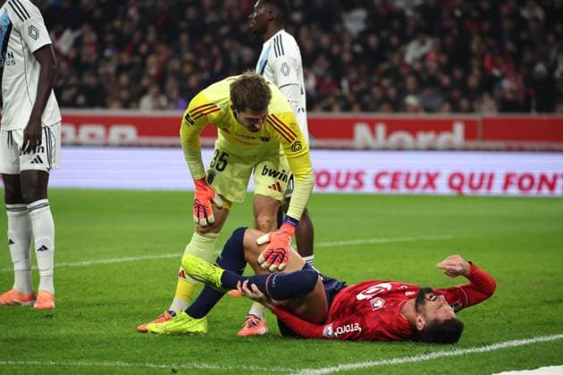 FOOTBALL : LOSC Lille vs Paris FC - Ligue 1 J13 - 23 11 2025 Kevin TRAPP (Paris FC) et Olivier GIROUD (LOSC Lille) lors du match LOSC Lille vs Paris FC, Ligue 1 J13, Decathlon Arena stade Pierre Mauroy, le 23 novembre 2025 - photo Laurent Sanson PsnewZ  Copyright: xLaurentxSANSONx xPsnewZx