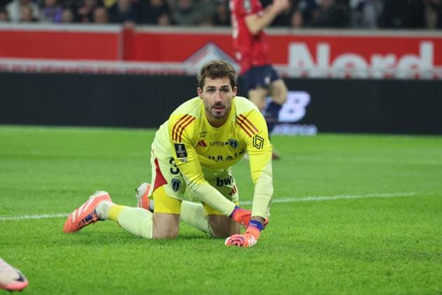 FOOTBALL : LOSC Lille vs Paris FC - Ligue 1 J13 - 23 11 2025 Kevin TRAPP (Paris FC) lors du match LOSC Lille vs Paris FC, Ligue 1 J13, Decathlon Arena stade Pierre Mauroy, le 23 novembre 2025 - photo Laurent Sanson PsnewZ  Copyright: xLaurentxSANSONx xPsnewZx