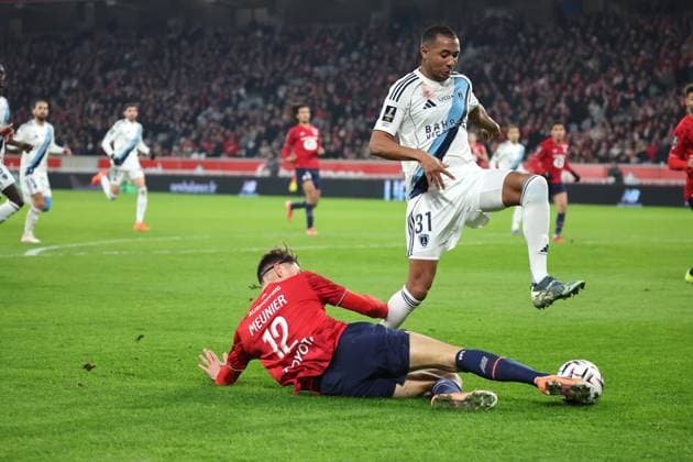 FOOTBALL : LOSC Lille vs Paris FC - Ligue 1 J13 - 23 11 2025 Thomas MEUNIER (LOSC Lille) et Samir CHERGUI (Paris FC) lors du match LOSC Lille vs Paris FC, Ligue 1 J13, Decathlon Arena stade Pierre Mauroy, le 23 novembre 2025 - photo Laurent Sanson PsnewZ  Copyright: xLaurentxSANSONx xPsnewZx