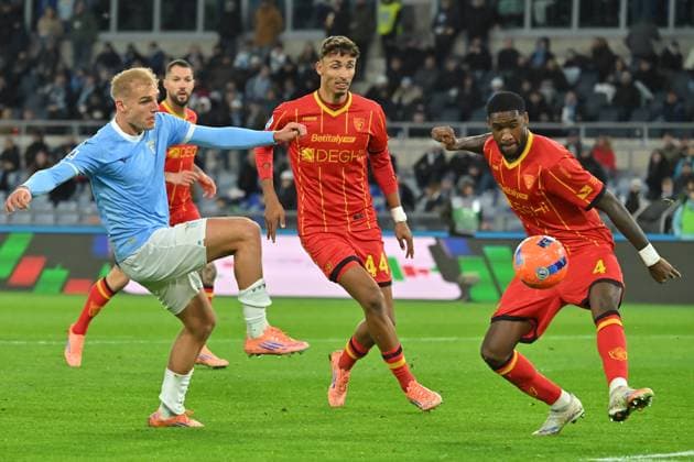 Soccer, serie A Enilive match, SS Lazio v Lecce Gustav Isaksen of SS Lazio,Kialonda Gaspar of Lecce,Tiago Gabriel of Lecce during the serie A Enilive match between SS Lazio v Lecce at olimpico stadium in Rome November 23rd, 2025 Imago-Images Emmefoto Copyright: xImago-Images Emmefotox