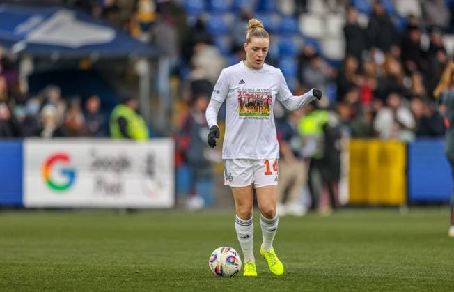 DEU, Hoffenheim, TSG Hoffenheim vs FC Bayern München, Google Pixel Bundesliga, DFB, Saison 2526, Dietmar Hopp Stadion, 11 Spieltag, im Bild Alara Åžehitler Bayern München 14 mit Gruß T Shirt für die verletztte Lena Oberdorf Bayern München 8 DFB DFL REGULATIONS PROHIBIT ANY USE OF PHOTOGRAPHS AS IMAGE SEQUENCES AND OR QUASI VIDEO, 23 11 2025, Copyright: HMBxMedia HendrikxHamelau