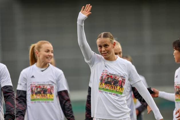 DEU, Hoffenheim, TSG Hoffenheim vs FC Bayern München, Google Pixel Bundesliga, DFB, Saison 2526, Dietmar Hopp Stadion, 11 Spieltag, im Bild Klara Bühl Bayern München 17 mit Gruß Shirt für die verletztte Lena Oberdorf Bayern München 8 DFB DFL REGULATIONS PROHIBIT ANY USE OF PHOTOGRAPHS AS IMAGE SEQUENCES AND OR QUASI VIDEO, 23 11 2025, Copyright: HMBxMedia HendrikxHamelau