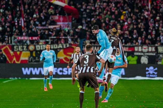 Germany Soccer Bundesliga 2025 26, 12 Matchday FC St Pauli vs Union Berlin Millerntor Stadion Hamburg Jackson Irvine FC St Pauli, 7 , Oliver Burke Union Berlin, 7 , Karol Mets FC St Pauli, 3 Copyright: xStefanxTrochax