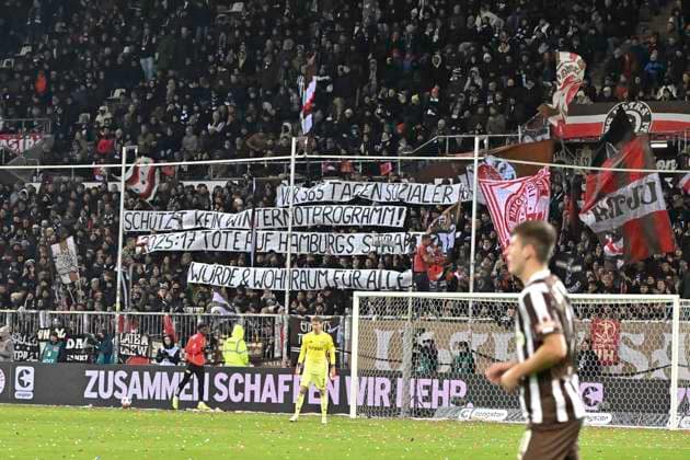 GER 1 FBL, FC St Pauli vs 1 FC Union Berlin 23 11 2025, Millerntorstadion, Hamburg, GER 1 FBL, FC St Pauli vs 1 FC Union Berlin in the picture Feature the Pauli fans show posters nordphotoxGmbH xWitke nph00002