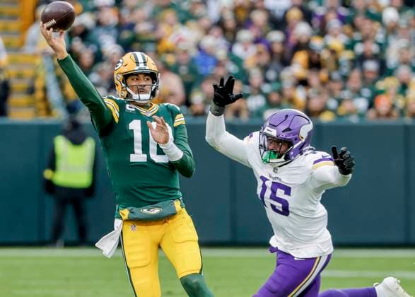 Green Bay Packers quarterback Jordan Love (L) passes under pressure from Minnesota Vikings linebacker Dallas Turner (R) in the second half of the NFL, American Football Herren, USA game between the Minnesota Vikings and the Green Bay Packers at Lambeau Field in Green Bay, Wisconsin on Monday, November 23, 2025. The Packers defeated the Vikings 23-6.  MIL20251123828 TANNENxMAURY