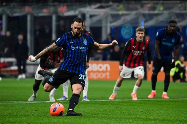 FC Internazionale v AC Milan - Serie A Hakan Calhanoglu of FC Internazionale misses. apenalty kick during the Serie A football match between FC Internazionale and AC Milan. Milan Italy Copyright: xNicolòxCampox