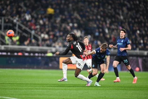 FC Internazionale v AC Milan - Serie A Rafael Leao of AC Milan is in action during the Italian Serie A football match between Inter FC Internazionale and AC Milan at Giuseppe Meazza San Siro stadium in Milan, Italy, on November 23, 2025 Milano Italy  Copyright: xTizianoxBallabiox originalFilename:ballabio-interfci251123_npq8o.jpg