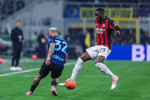 Fikayo Tomori of AC Milan competes for the ball with Federico Dimarco of FC Internazionale during Serie A 2025 26 football match between FC Internazionale and AC Milan at San Siro Stadium in Milan  Copyright: xFabrizioxCarabelli IPAxSportx xipa-agency.netx xx IPA_68311353 IPA_Agency_IPA68311353