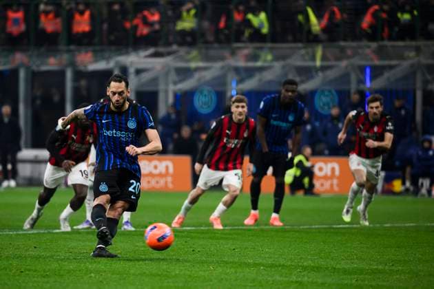 FC Internazionale v AC Milan - Serie A Hakan Calhanoglu of FC Internazionale misses. apenalty kick during the Serie A football match between FC Internazionale and AC Milan. Milan Italy Copyright: xNicolòxCampox