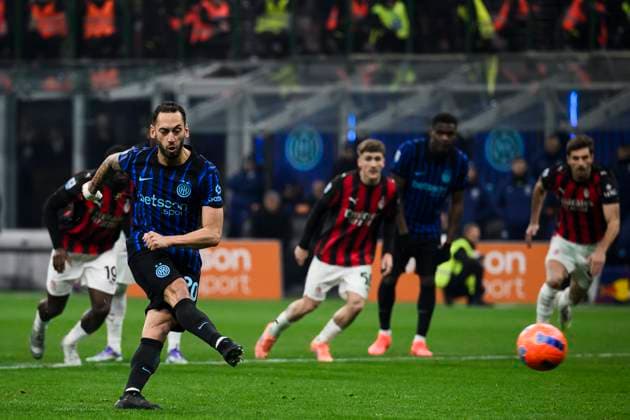 FC Internazionale v AC Milan - Serie A Hakan Calhanoglu of FC Internazionale misses. apenalty kick during the Serie A football match between FC Internazionale and AC Milan. Milan Italy Copyright: xNicolòxCampox