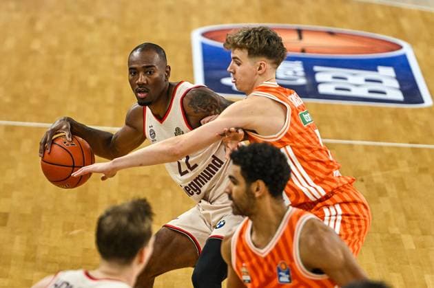 GER, BBL, ratiopharm Ulm vs FC Bayern Munich 23 11 2025, ratiopharm arena, Neu Ulm, GER, BBL, ratiopharm Ulm vs FC Bayern Munich, pictured Isiaha Mike Muenchen, 22 , Tobias Brahe Jensen Ulm, 7 nordphotoxGmbHx xHafner nph00200
