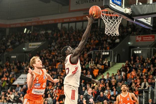 GER, BBL, ratiopharm Ulm vs FC Bayern Munich 23 11 2025, ratiopharm arena, Neu Ulm, GER, BBL, ratiopharm Ulm vs FC Bayern Munich, in the picture Christian Sengfelder Ulm, 43 , Wenyen Gabriel Munich, 32 scores nordphotoxGmbHx xHafner nph00200