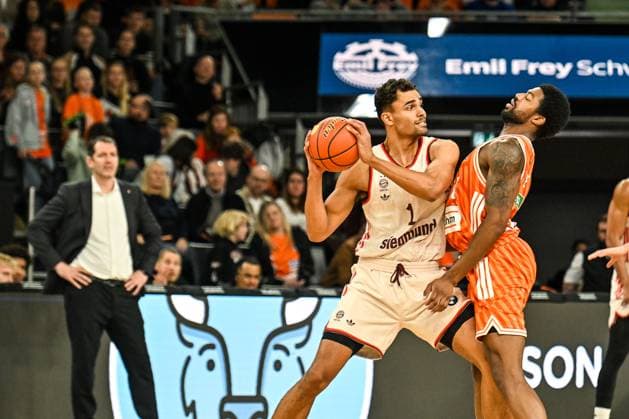 GER, BBL, ratiopharm Ulm vs FC Bayern Munich 23 11 2025, ratiopharm arena, Neu Ulm, GER, BBL, ratiopharm Ulm vs FC Bayern Munich, pictured Oscar da Silva Muenchen, 1 , Malik Osborne Ulm, 10 nordphotoxGmbHx xHafner nph00200