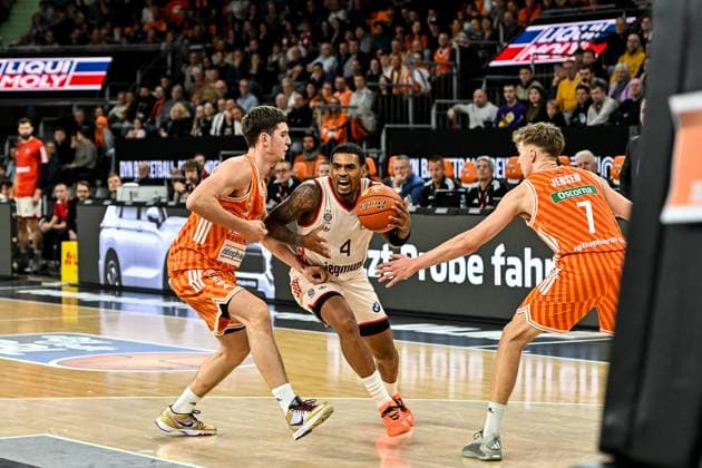 GER, BBL, ratiopharm Ulm vs FC Bayern Munich 23 11 2025, ratiopharm arena, Neu Ulm, GER, BBL, ratiopharm Ulm vs FC Bayern Munich, pictured Diego Garavaglia Ulm, 23 , Xavier Rathan Mayes Muenchen, 4 , Tobias Brahe Jensen Ulm, 7 nordphotoxGmbHx xHafner nph00200