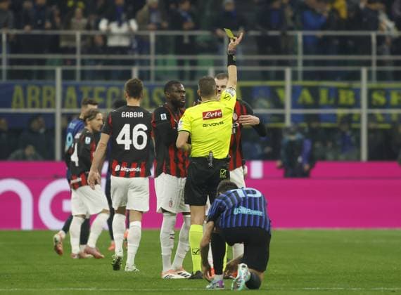 Referee showing a yellow card to Strahinja Pavlovic of AC Milan during the Italian Serie A, 2025 26 season, football match between Inter FC and AC Milan on 23 November 2025, at â?? Giuseppe Meazza stadium, San Siro, Milan, Italy. Photo Nderim KACELI  Copyright: xNderimxKaceli IPAxSportx xipa-agency.netx xx IPA_68311673 IPA_Agency_IPA68311673