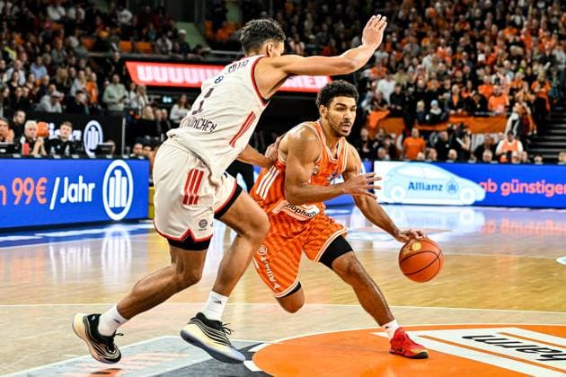 GER, BBL, ratiopharm Ulm vs FC Bayern Munich 23 11 2025, ratiopharm arena, Neu Ulm, GER, BBL, ratiopharm Ulm vs FC Bayern Munich, pictured Oscar da Silva Muenchen, 1 , Mark Smith Ulm, 13 nordphotoxGmbHx xHafner nph00200