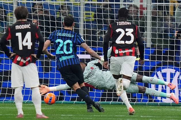 Inter Milan s Hakan Calhanoglu penalty , AC Milan s goalkeeper Mike Maignan during the Serie A soccer match between Inter and Milan at the San Siro Stadium in Milan , north Italy - Sunday , November 23 , 2025. - Soccer .  Copyright: xSpada LaPressex