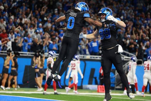 New York Giants vs Detroit Lions DETROIT,MICHIGAN-NOVEMBER 23: Detroit Lions running back Jahmyr Gibbs 0 celebrates with tight end Brock Wright 89 after his touchdown during the overtime of an NFL, American Football Herren, USA football game between the New York Giants and the Detroit Lions in Detroit, Michigan USA, on Sunday, November 23, 2025 Detroit Michigan United States  Copyright: xJorgexLemusx originalFilename:lemus-newyorkg251123_npGkX.jpg
