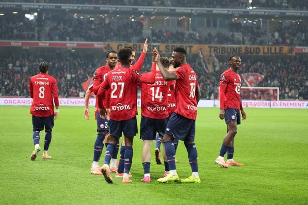 FOOTBALL : LOSC Lille vs Paris FC - Ligue 1 J13 - 23 11 2025 Joie des joueurs du LOSC apres le but de Marcus BROHOLM (LOSC Lille) lors du match LOSC Lille vs Paris FC, Ligue 1 J13, Decathlon Arena stade Pierre Mauroy, le 23 novembre 2025 - photo Laurent Sanson PsnewZ  Copyright: xLaurentxSANSONx xPsnewZx