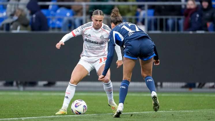v li Klara Bühl FCB, 17 , Franziska Harsch TSG, 17 , duel, duel, tackle, tackling, dynamics, action, action, 23 11 2025, Sinsheim Hoffenheim Germany , Football, Google Pixel Women Bundesliga, TSG 1899 Hoffenheim FC Bayern Munich, DFB DFL REGULATIONS PROHIBIT ANY USE OF PHOTOGRAPHS AS IMAGE SEQUENCES AND OR QUASI VIDEO xozx