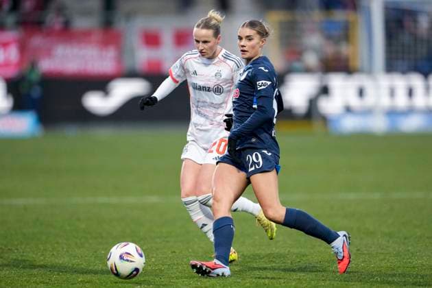 v li Franziska Kett FCB, 20 , Selina Cerci TSG, 29 , duel, duel, tackle, tackling, dynamics, action, action, 23 11 2025, Sinsheim Hoffenheim Germany , Football, Google Pixel Women Bundesliga, TSG 1899 Hoffenheim FC Bayern Munich, DFB DFL REGULATIONS PROHIBIT ANY USE OF PHOTOGRAPHS AS IMAGE SEQUENCES AND OR QUASI VIDEO xozx
