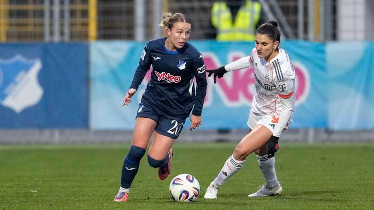 v li Laura Gloning TSG, 20 , Jovana Damnjanovic FCB, 9 , duel, duel, tackle, tackling, dynamics, action, action, 23 11 2025, Sinsheim Hoffenheim Germany , Football, Google Pixel Women Bundesliga, TSG 1899 Hoffenheim FC Bayern Munich, DFB DFL REGULATIONS PROHIBIT ANY USE OF PHOTOGRAPHS AS IMAGE SEQUENCES AND OR QUASI VIDEO xozx