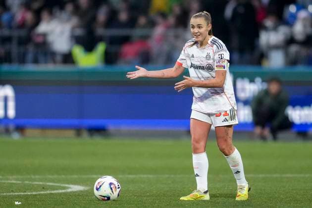Georgia Stanway FCB, 31 , on the ball, cropped, full body, single image, single photo, action, action, gives instructions, gestures, gesturing with arms, 23 11 2025, Sinsheim Hoffenheim Germany , Football, Google Pixel Women Bundesliga, TSG 1899 Hoffenheim FC Bayern Munich, DFB DFL REGULATIONS PROHIBIT ANY USE OF PHOTOGRAPHS AS IMAGE SEQUENCES AND OR QUASI VIDEO xozx
